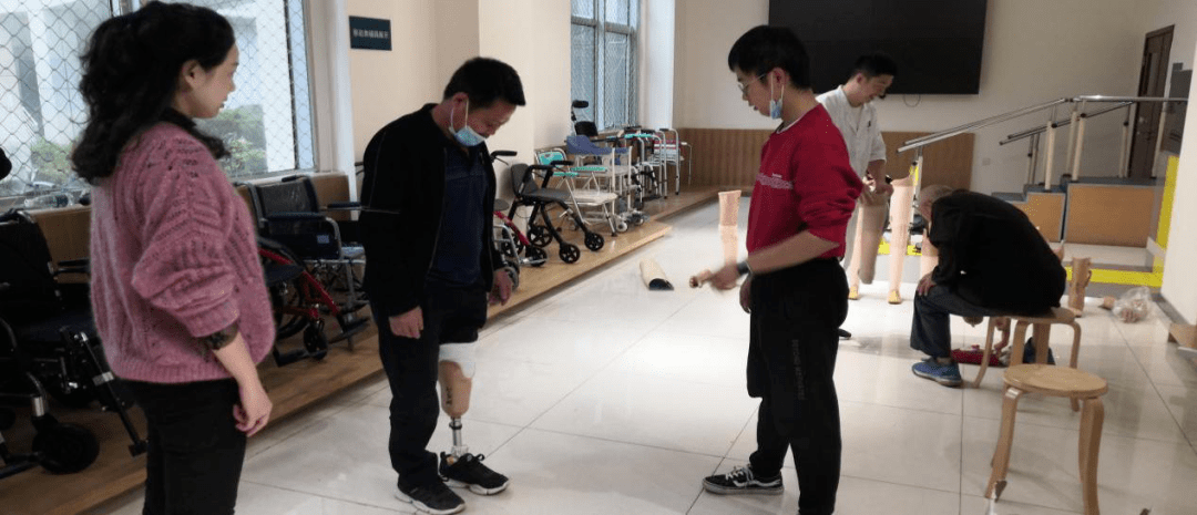 解鎖輔助器具適配新體驗 龍泉驛區開展助聽器、假肢及矯形器適應性訓練